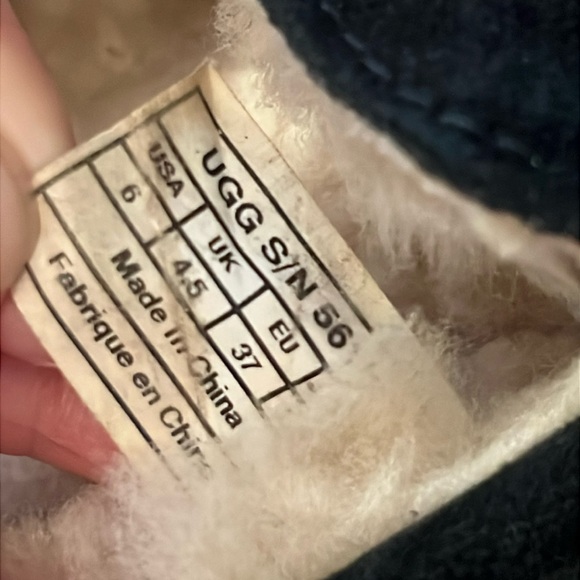 UGG Size 6 Dakota Slipper in Black - Picture 7 of 12